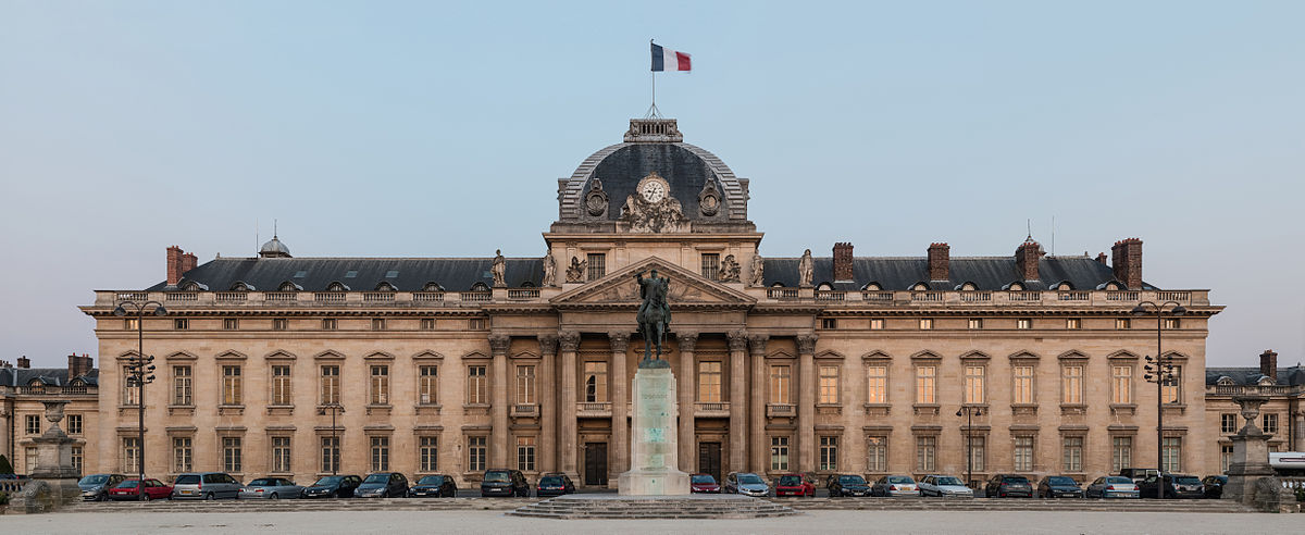 Central_building_of_Ecole_Militaire_at_dusk,_Paris_7e_20140607_1